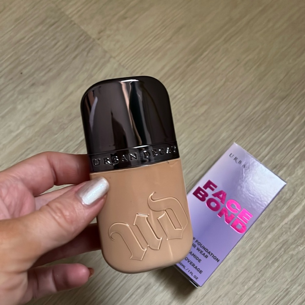 Urban Decay - face bond foundation in shade 12 light neutral
